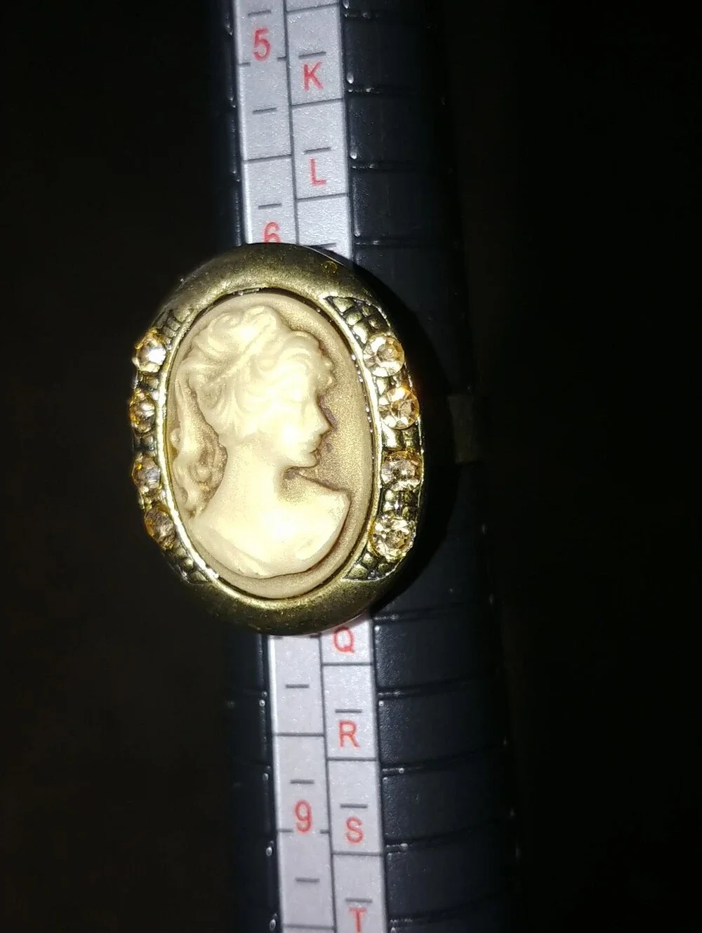Vintage Cameo Statement Ring - Cream Cameo with Gold Frame